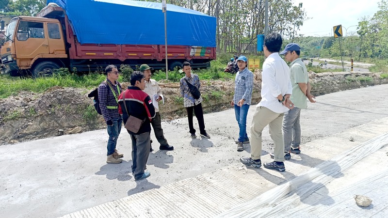 Komisi I DPRD Tuban Temukan Beton Keropos saat Monev Proyek Jalan 2 DPRD Kabupaten Tuban.