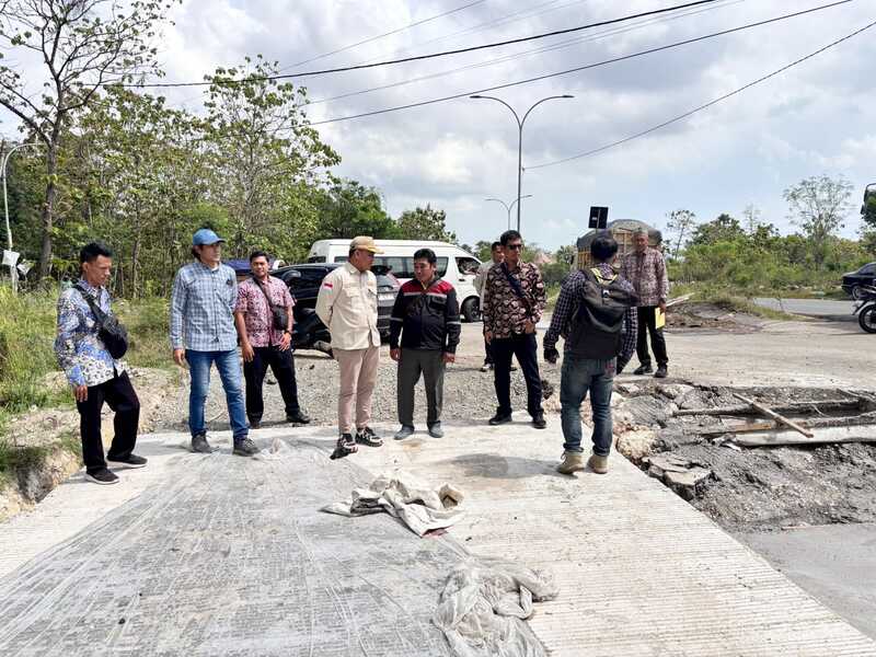 Komisi I DPRD Tuban Temukan Beton Keropos saat Monev Proyek Jalan 1 DPRD Tuban.