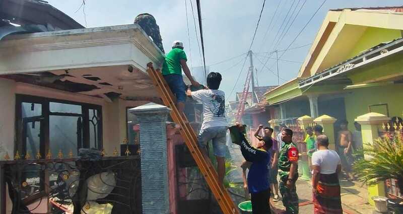 Rumah Warga Mandaran Pasuruan Ludes Terbakar, Pemilik Dievakuasi Tertidur Lelap 1 Rumah warga.