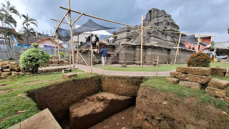 Pekerja Pugar Candi Jago Malang, Temukan Batu Bata Kuno Diduga Era Kerajaan Majapahit 2 Batu bata kuno di Candi Jago.