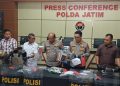 Perusak pos polisi.
