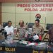 Perusak pos polisi.
