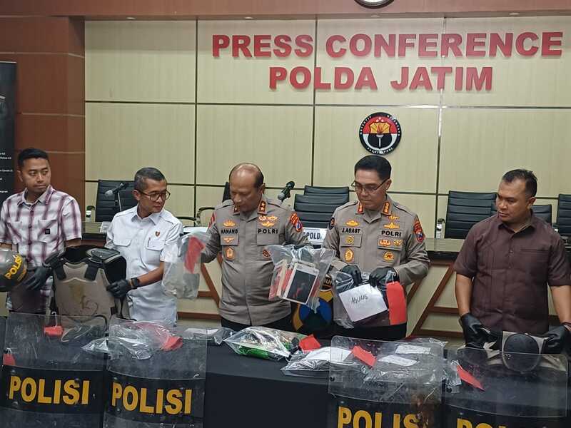 Polda Jatim Temukan Buku Karya Karl Marx hingga Che Guevara dari Pelaku Perusak Pos Polisi 1 Perusak pos polisi.