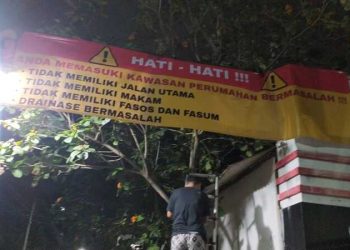 Warga Pasang Spanduk Protes di Gerbang GPI Jember, Pengembang Dituding Abaikan Janji Infrastruktur 5 GPI Jember.