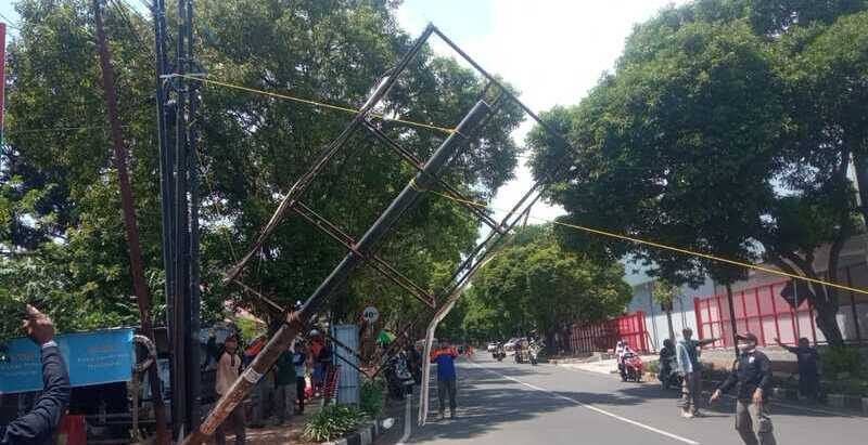 Reklame ilegal Tuban.