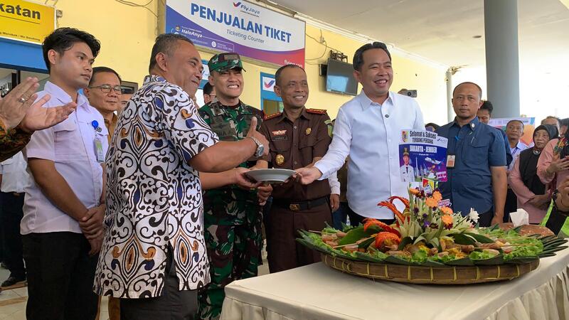 Perdana! Penerbangan Jember-Jakarta Dimulai, Bupati Fawait: Ini Alat Pengentasan Kemiskinan 2 Penerbangan Jember-Jakarta perdana.