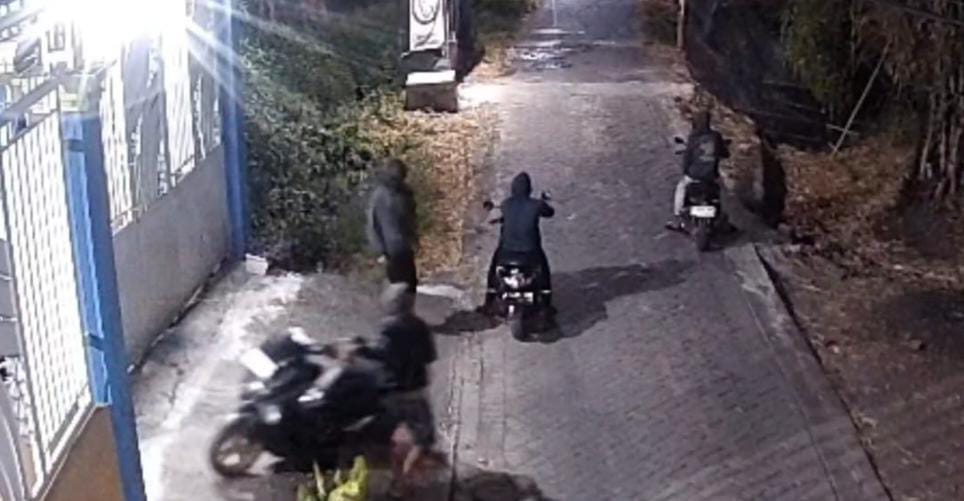 Aksi Komplotan Pencuri Sepeda Motor di Pasuruan Terekam CCTV 1 Komplotan Pencuri Sepeda Motor