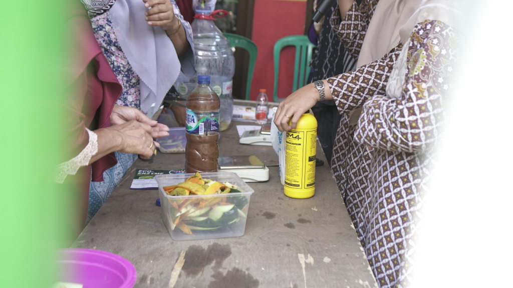 Universitas Negeri Malang Dorong Warga Kotalama-Malang Sulap Sampah Organik Jadi Eco-Enzym Bernilai Ekonomi 2 Universitas Negeri Malang