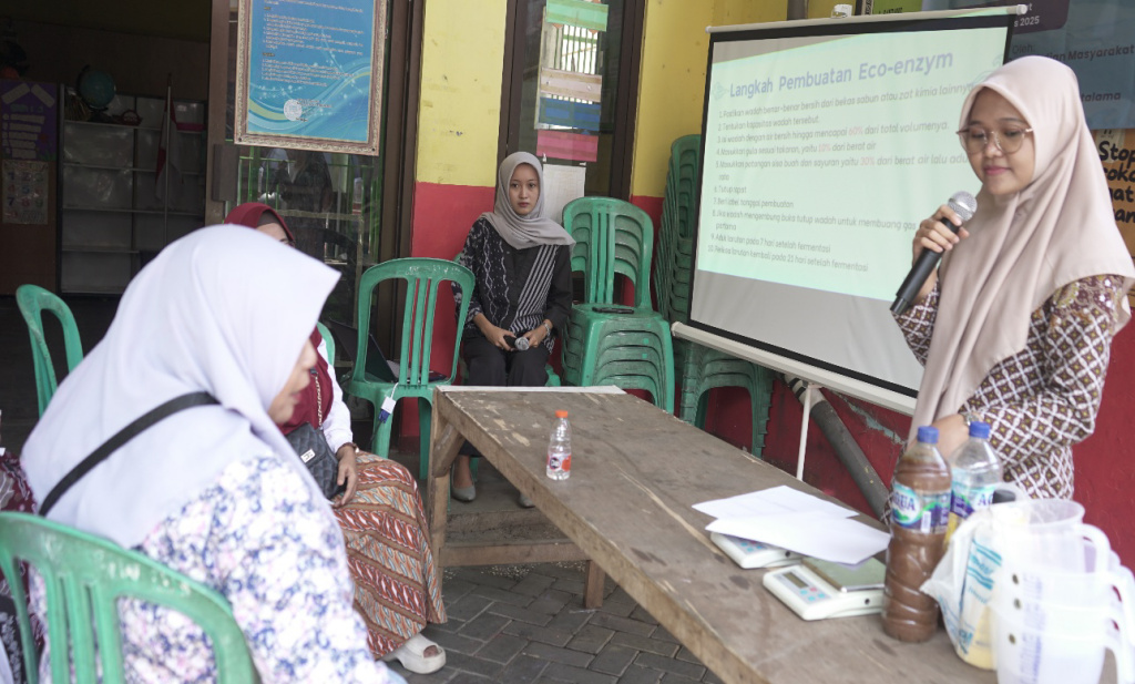 Universitas Negeri Malang Dorong Warga Kotalama-Malang Sulap Sampah Organik Jadi Eco-Enzym Bernilai Ekonomi 3 Univeristas Negeri Malang