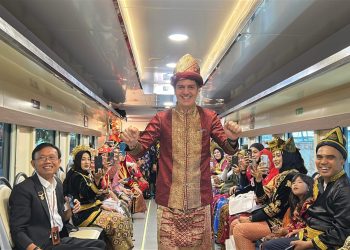 Fashion Show di Gerbong saat Hari Kereta Api Indonesia Ke-80