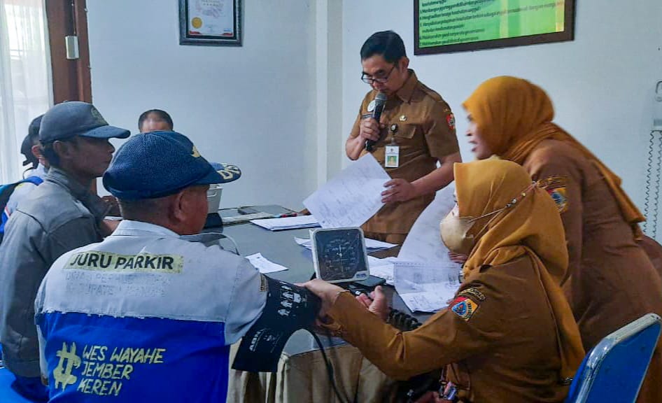 Ratusan Jukir di Jember Dapat Pemeriksaan Kesehatan Gratis dari Bupati Gus Fawait 1 Jukir di Jember