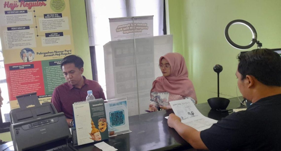 Warga sedang konsultasi haji di Kemenag Kabupaten Mojokerto (Foto: Kemenag)