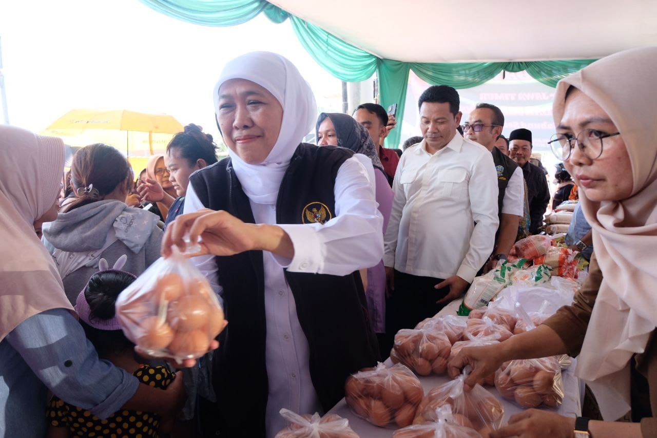 Gubernur Jawa Timur dan Bupati Sidoarjo Tinjau Pasar Murah di Sedatigede 2 Gubernur Jawa Timur