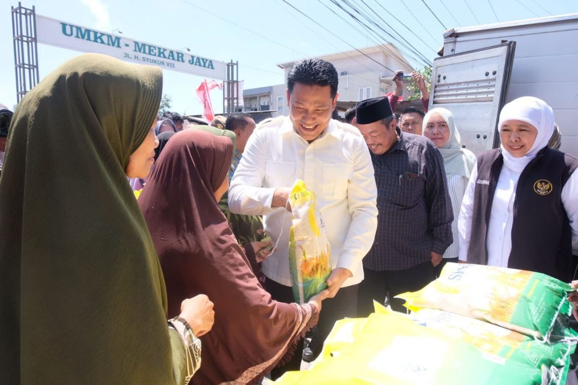Gubernur Jawa Timur dan Bupati Sidoarjo Tinjau Pasar Murah di Sedatigede 1 Gubernur Jawa Timur