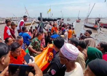 Dua Orang Nelayan Tewas Kecelakaan Perahu Terbalik Diterjang Ombak di Pasuruan