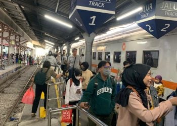 Penumpang Kereta Api di Jember