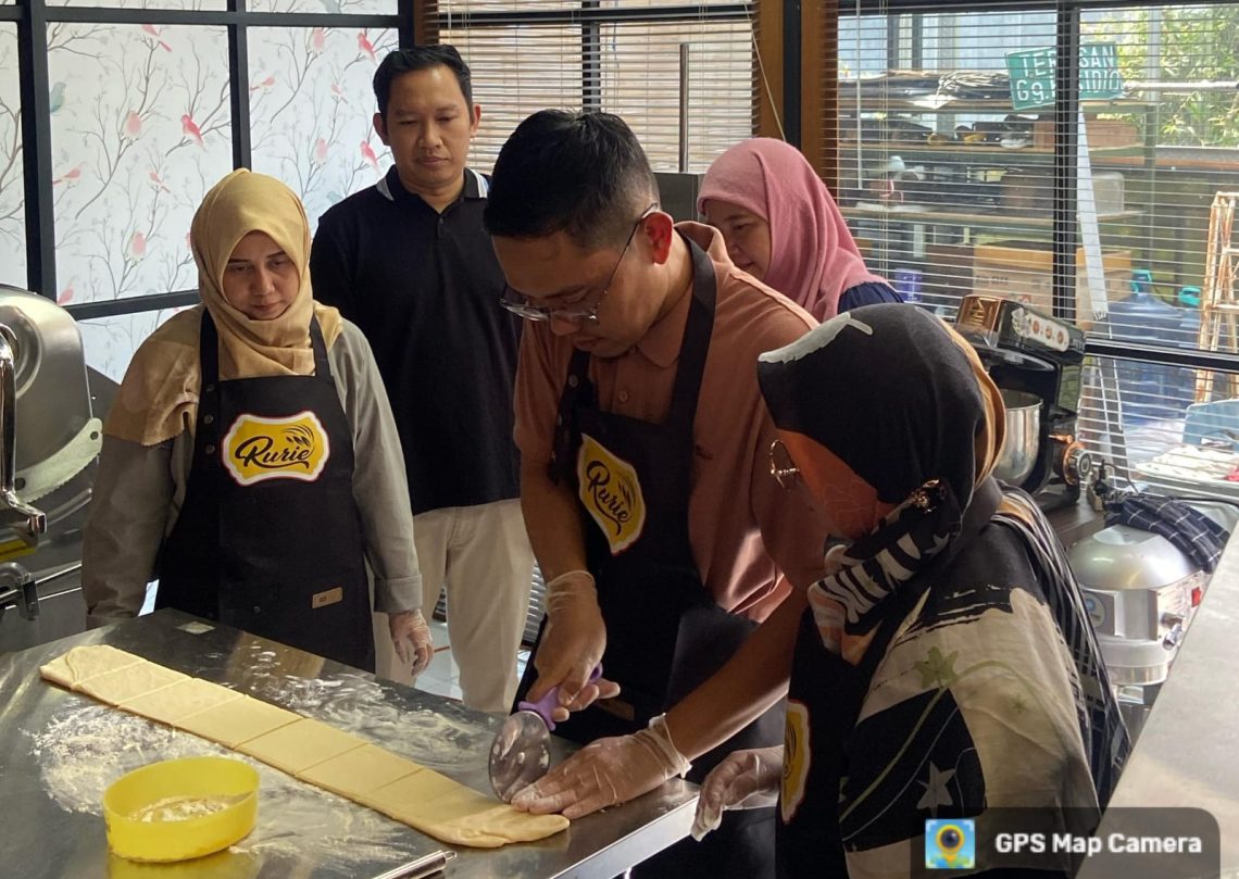 Dukung UMKM Kota Malang, Tim Pengabdian DPPM 2025 UM Gandeng Rurie Snack Tingkatkan Diversifikasi Produk Lewat Teknologi Mesin DivMac 1 UM