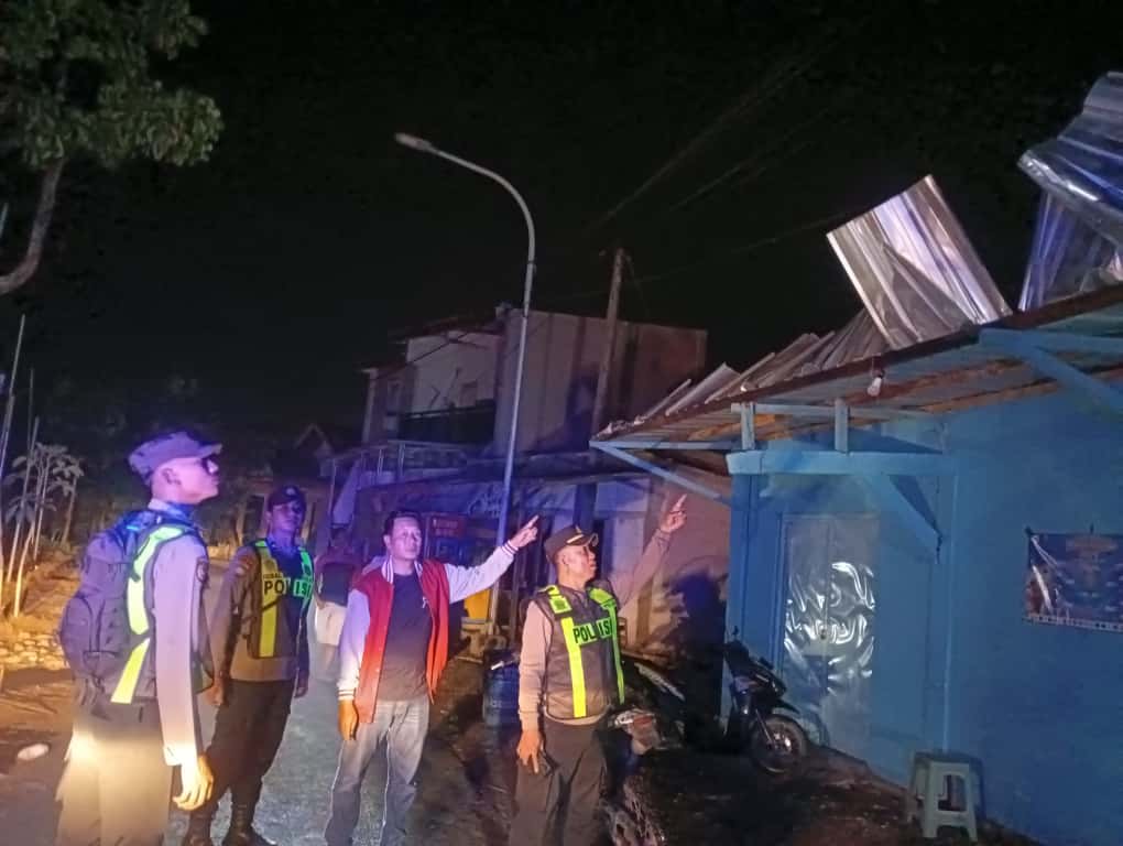 Puluhan Rumah dan Fasum di Tuban Rusak Diterjang Puting Beliung 1 Puluhan Rumah dan Fasum di Tuban Rusak