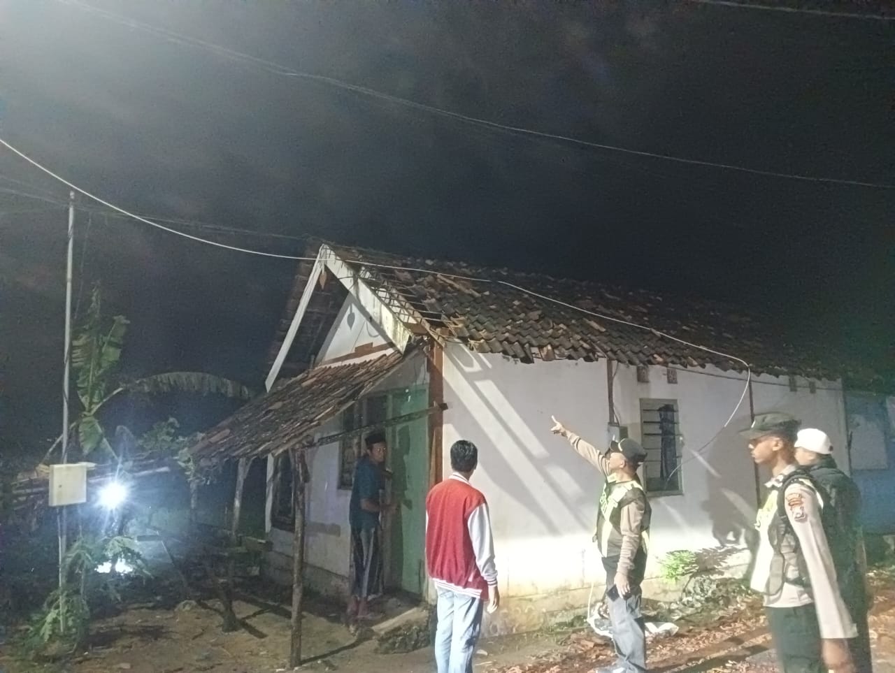 Warga Gotong Royong Perbaiki Rumah Rusak Diterjang Puting Beliung di Tuban 2 Puluhan Rumah dan Fasum di Tuban Rusak