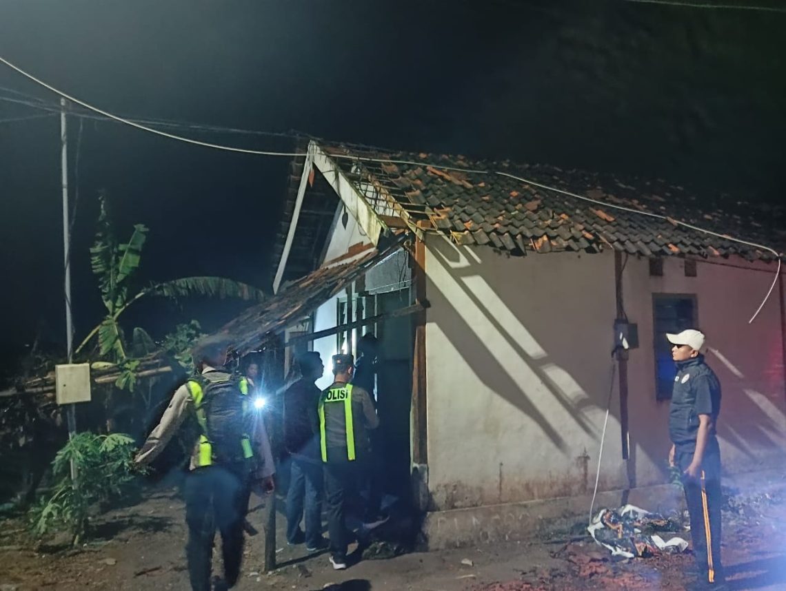 Warga Gotong Royong Perbaiki Rumah Rusak Diterjang Puting Beliung di Tuban 1 Puluhan Rumah dan Fasum di Tuban Rusak
