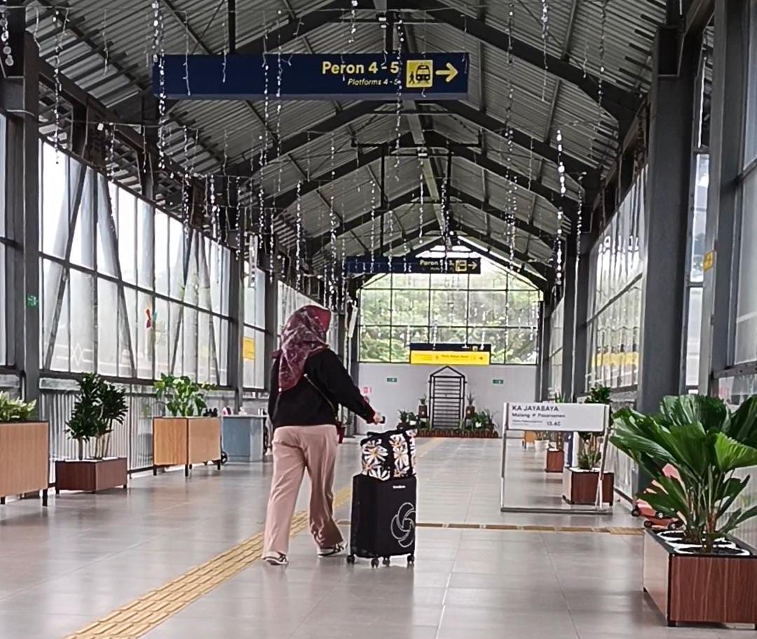 Nikmati Vibes 'Bandara' Stasiun Malang, Naik KA Jayabaya Lewati Skybridge Estetik (2) 5 Stasiun Malang