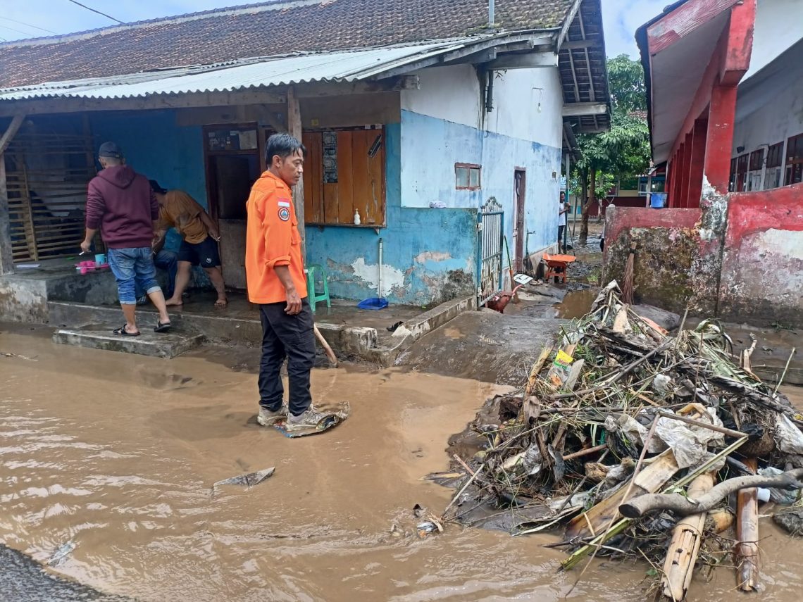 Banjir Luapan Sungai Sisakan Endapan Lumpur Tebal di SDN Sumbersalak 02 Jember 1 SDN Sumbersalak 02 Jember