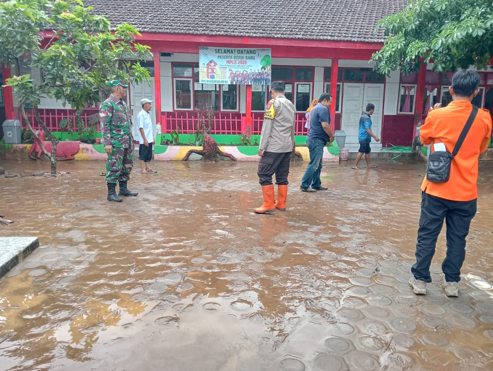 Banjir Luapan Sungai Sisakan Endapan Lumpur Tebal di SDN Sumbersalak 02 Jember 2 SDN Sumbersalak 02 Jember