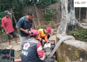 Sumur Warga Malang Dikuras Pasca Terendam Banjir