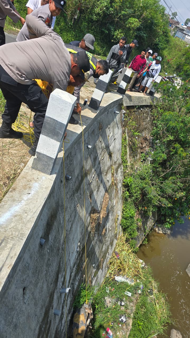 Boncengan! Bapak dan Anak Tewas Tercebur Sungai di Pujon Malang 2 Bapak dan Anak Tewas Tercebur Sungai