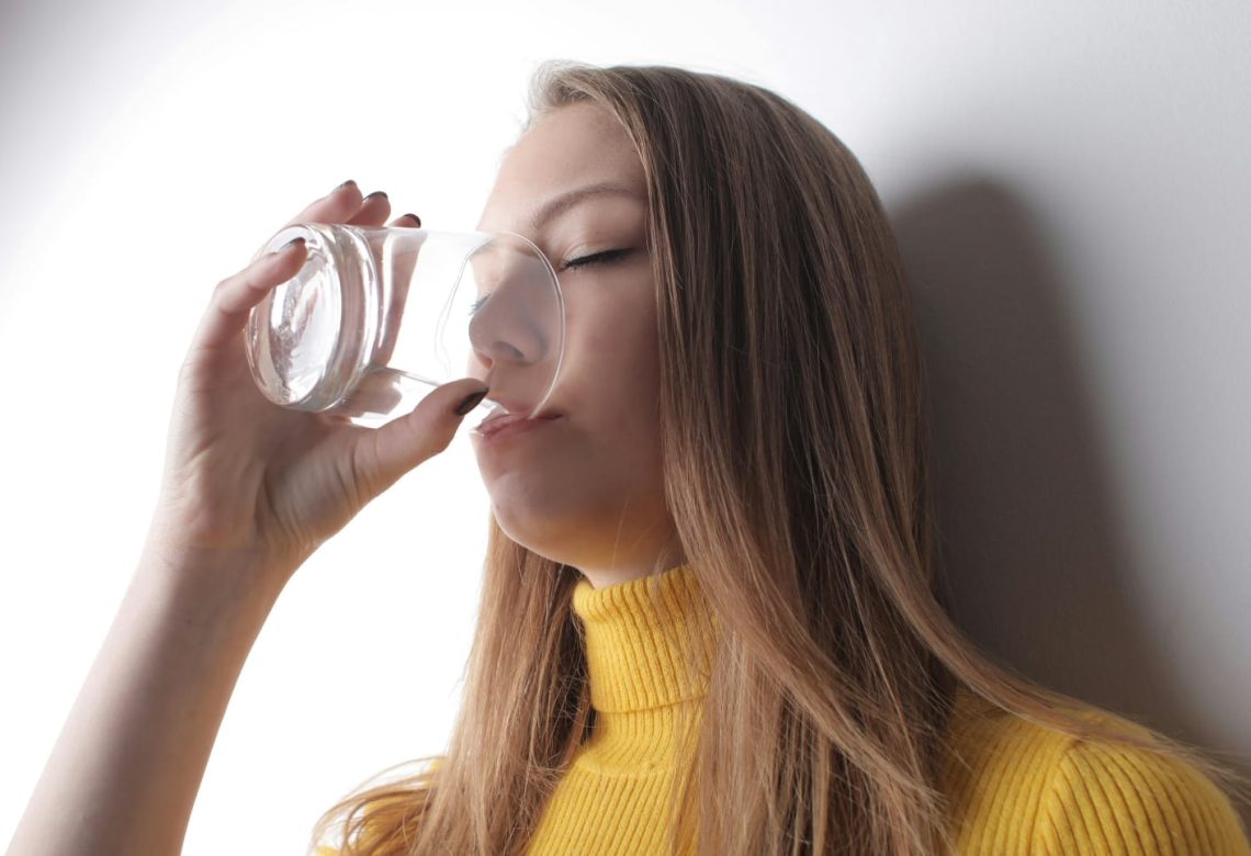 Mitos atau Fakta: Ada Aturan Minum Air Putih Setelah Makan? 1 Minum Air Putih
