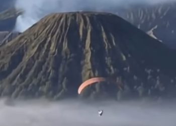 Paralayang di Gunung Bromo