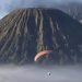 Paralayang di Gunung Bromo