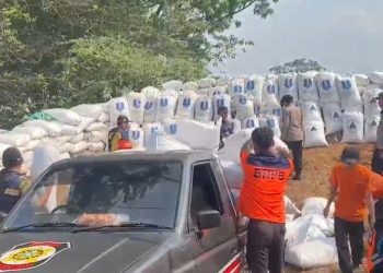 Kisah Relawan di Benteng Karung Jalur Ekstrem Mojokerto