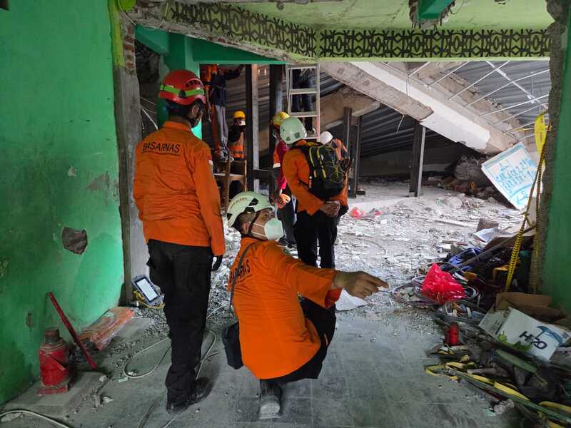 Tak Ada Lagi Sinyal Kehidupan, Evakuasi Ponpes Al Khoziny Sidoarjo Pakai Alat Berat 4 WhatsApp Image 2025 10 03 at 12.27.06 2