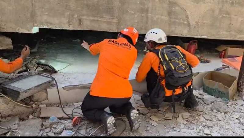 Tak Ada Lagi Sinyal Kehidupan, Evakuasi Ponpes Al Khoziny Sidoarjo Pakai Alat Berat 2 Evakuasi Ponpes Al-Khoziny Sidoarjo.