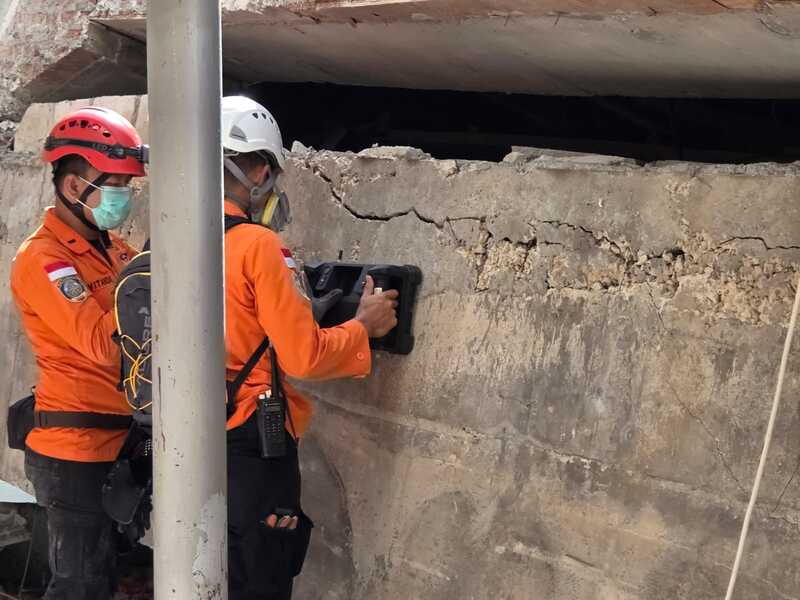 Harapan Tak Padam, Keluarga Santri Menanti Penemuan Korban Ponpes Al-Khoziny di Bawah Reruntuhan 3 Keluarga korban di Ponpes Al-Khoziny.