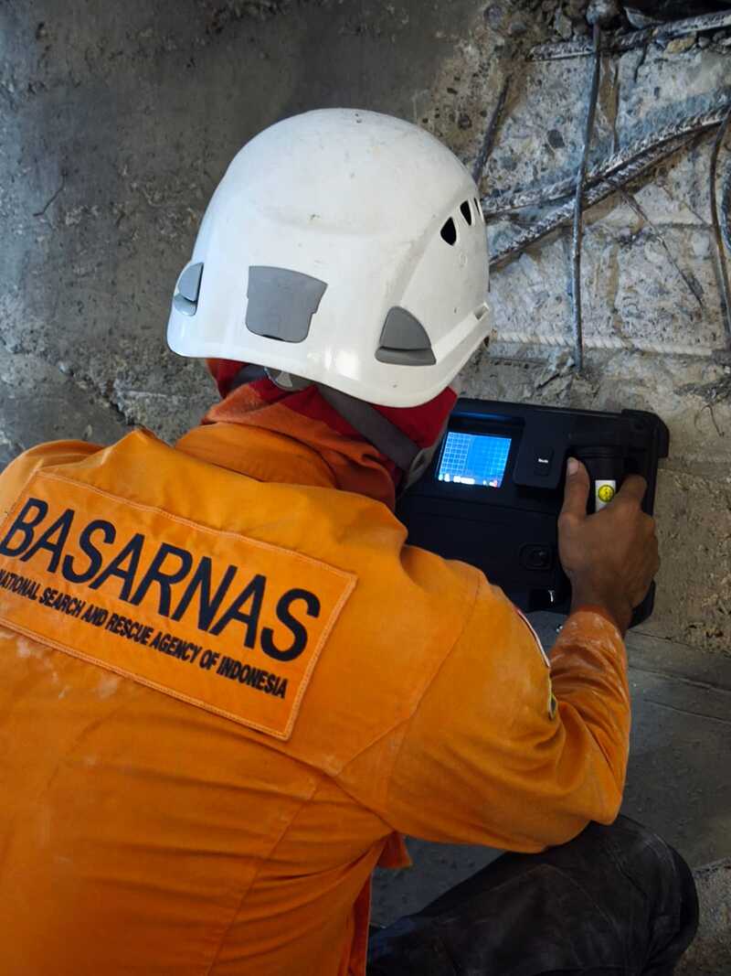 Harapan Tak Padam, Keluarga Santri Menanti Penemuan Korban Ponpes Al-Khoziny di Bawah Reruntuhan 2 Keluarga korban Ponpes Al-Khoziny.