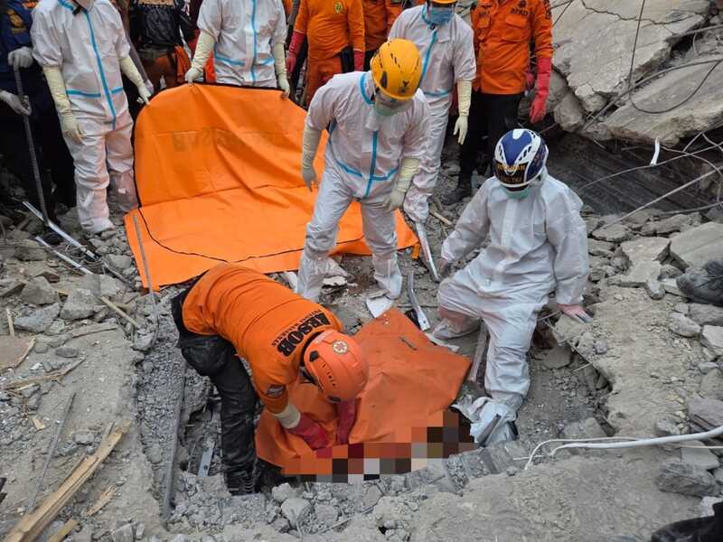 Tragedi Runtuhnya Musala Ponpes Al-Khoziny: Tim SAR Temukan Lagi 2 Korban, Total 120 Orang Dievakuasi 1 Ponpes Al-Khoziny.