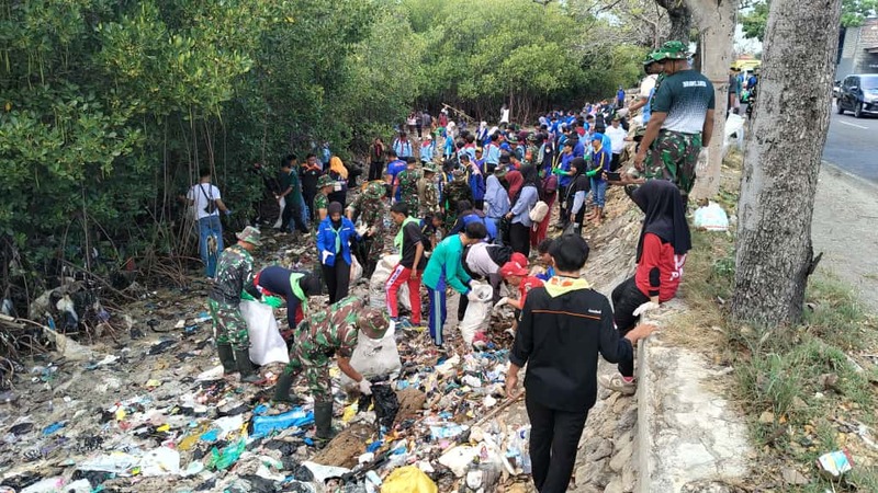 Peringatan World Cleanup Day, Ratusan Relawan Pamekasan Kompak Bersihkan Tumpukan Sampah di Pantai Selatan 2 Relawan bersihkan sampah di Pamekasan.