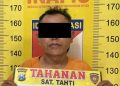 Perempuan terbakar.
