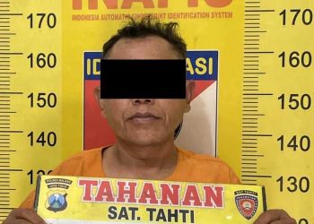 Perempuan terbakar.