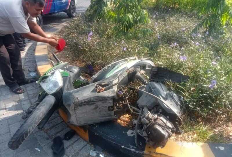Kurang Hati-Hati, 2 Pemotor Luka-Luka Kecelakaan Motor di Kawasan Industri Pier Pasuruan 1 Kecelakaan motor.