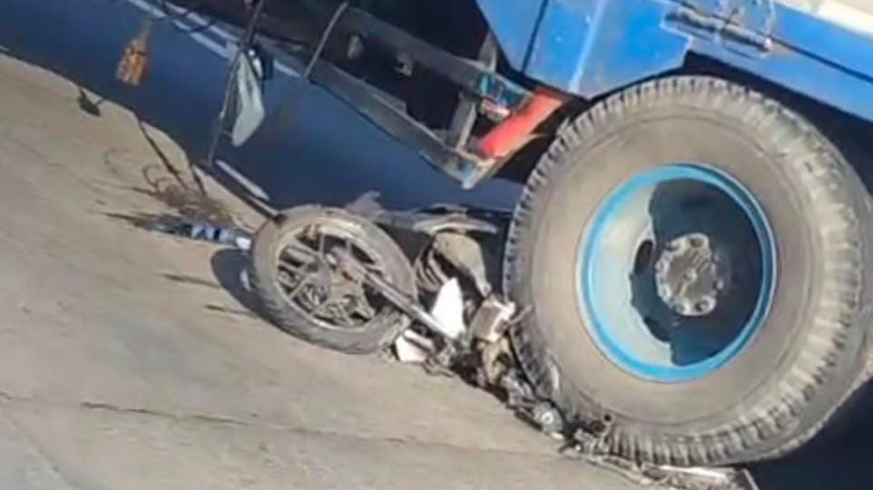 Tak Perhatikan Lampu Peringatan, Pemotor di Pier Pasuruan Luka Parah Diduga Tabrak Truk 1 Pemotor di Pier Pasuruan.