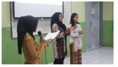 Rayakan Bulan Bahasa, Mahasiswa UM Gelar CINEMANGGIFEST 2024 di SMAN 1 Gondanglegi Malang 2 Mahasiswa UM di SMAN 1 Gondanglegi.