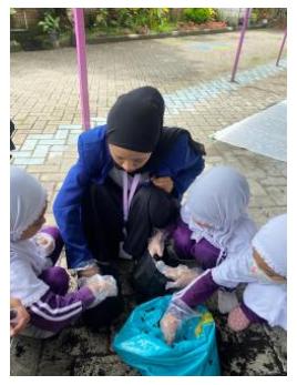 Mahasiswa UM Tanamkan Nilai Hidup lewat “Dunia Mini di Pot” di KB TK El Mu’jizah Malang 1 Mahasiswa UM.