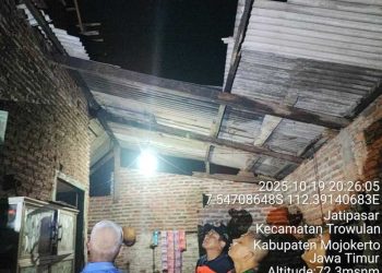 Angin kencang di Mojokerto.