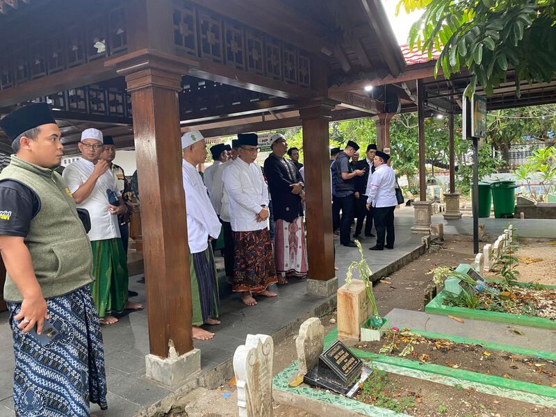 Gus Yahya Ziarah ke Makam Sunan Bonang Jelang Hari Santri Nasional, Teguhkan Tradisi Silaturahmi Ulama 2 Gus Yahya ziarah Sunan Bonang.