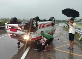 Ambulans di tol Jombang-Mojokerto.