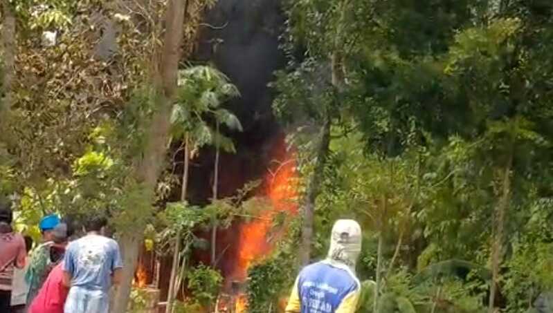 Truk aspal di Tuban terbakar.