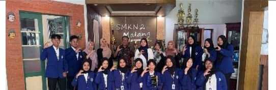 Mahasiswa UM di SMKN2 Malang.